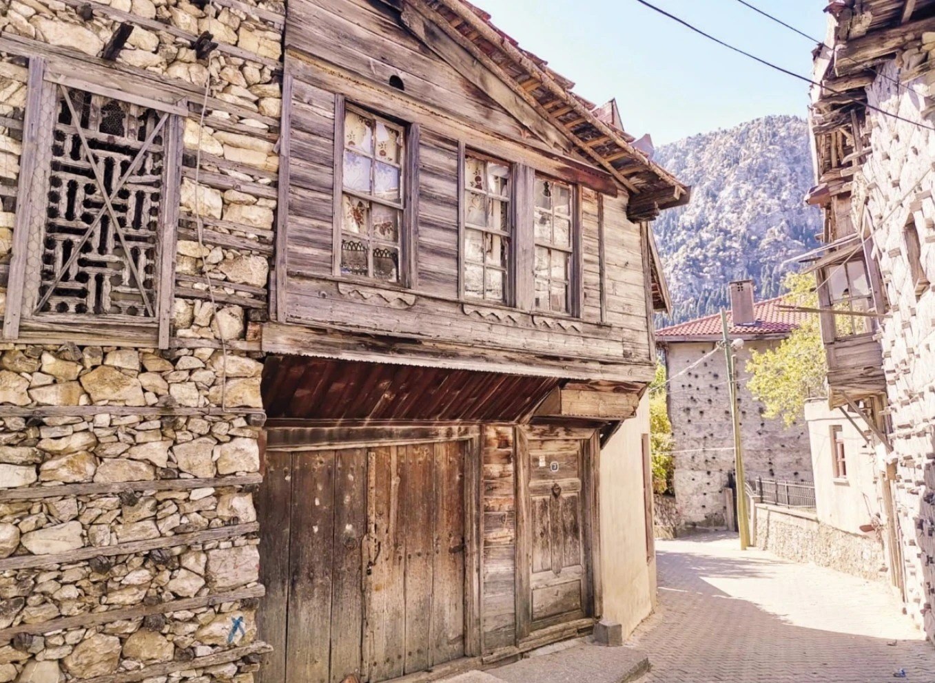 The Cement-Free "Button Houses" of Ormana